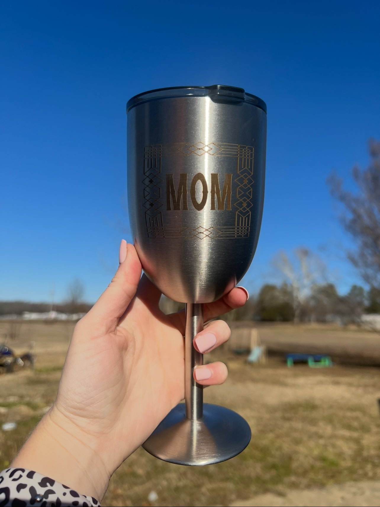 Mom (solid) Laser Etched Wine Glass