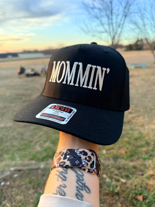 Mommin’ Embroidery Hat - black and white